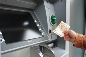地銀ATM停止→QFS切り替え!!?? 混乱の世こそ生き方の《真価》が問われるゾ